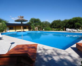 Tenemos Una  piscina soñada de 8 x 14 metros con cierre perimetral, 
sector para niños y amplia vereda. (solo en temporada) con una pequeña isla
para sentarse en el agua.