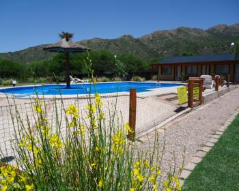 Tenemos Una  piscina soñada de 8 x 14 metros con cierre perimetral, 
sector para niños y amplia vereda. (solo en temporada) con una pequeña isla
para sentarse en el agua.