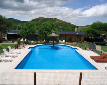 Tenemos Una  piscina soñada de 8 x 14 metros con cierre perimetral, 
sector para niños y amplia vereda. (solo en temporada) con una pequeña isla
para sentarse en el agua.