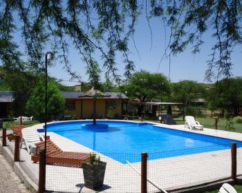 Tenemos Una  piscina soñada de 8 x 14 metros con cierre perimetral, 
sector para niños y amplia vereda. (solo en temporada) con una pequeña isla
para sentarse en el agua.