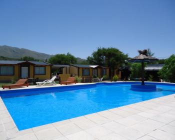Tenemos Una  piscina soñada de 8 x 14 metros con cierre perimetral, 
sector para niños y amplia vereda. (solo en temporada) con una pequeña isla
para sentarse en el agua.
